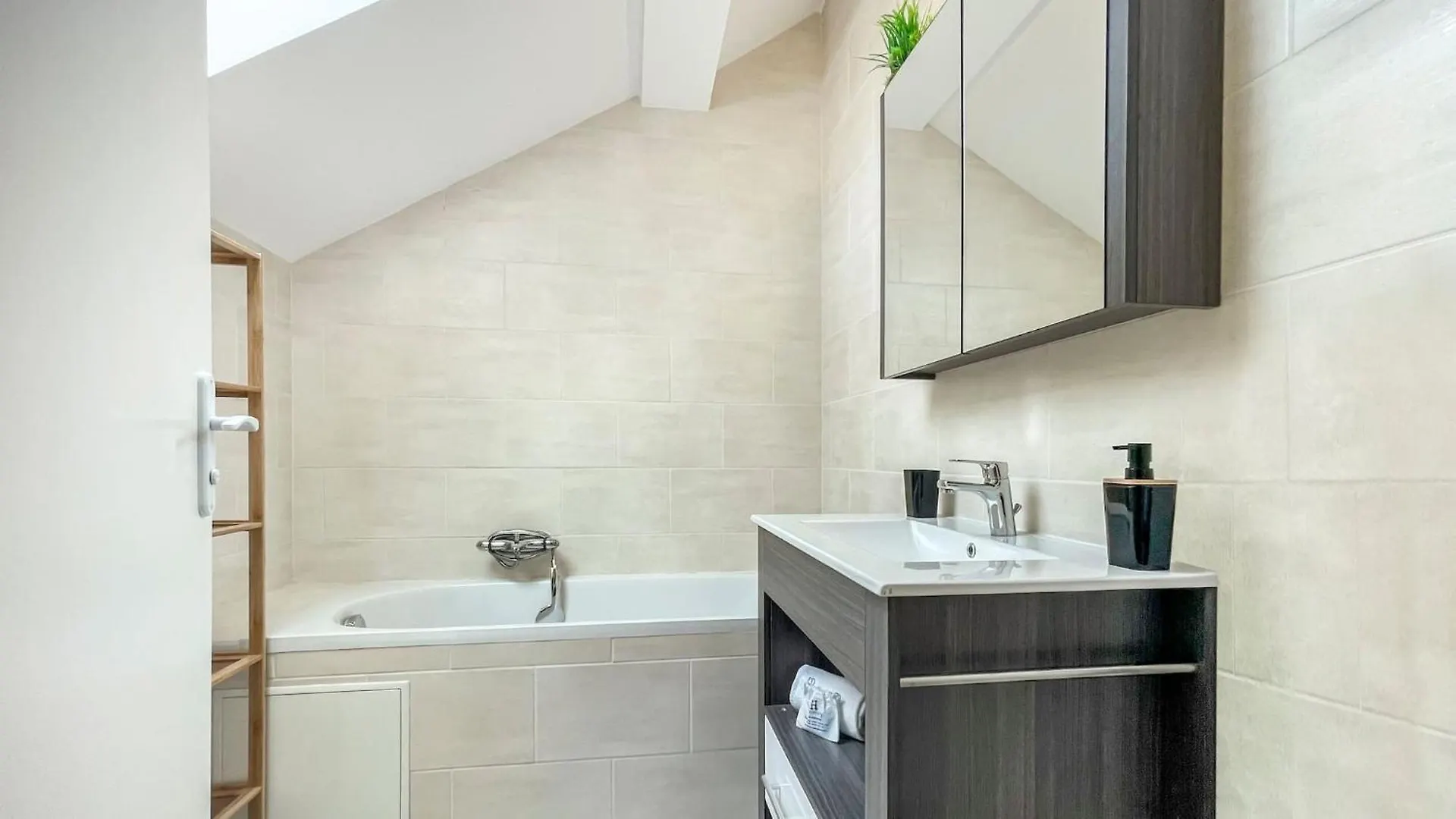 Homey Sakine- Proche Centre- Netflix- Wifi Cluses France